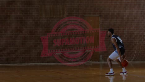 Porträt-Eines-Afroamerikanischen-Schwarzen-College-Basketballspielers,-Der-Allein-Auf-Dem-Hallenplatz-Würfe-übt.-4K-UHD-120 fps-Zeitlupen-Rohmaterial-In-Abgestufter-Qualität